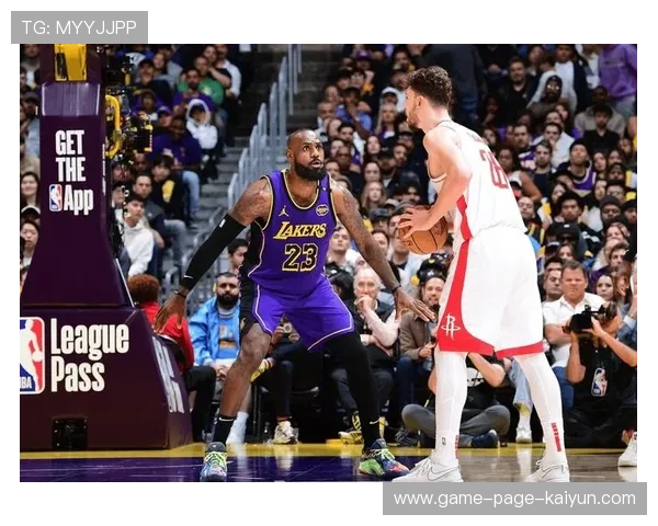 詹姆斯关键进攻连中,湖人锁定主场胜利